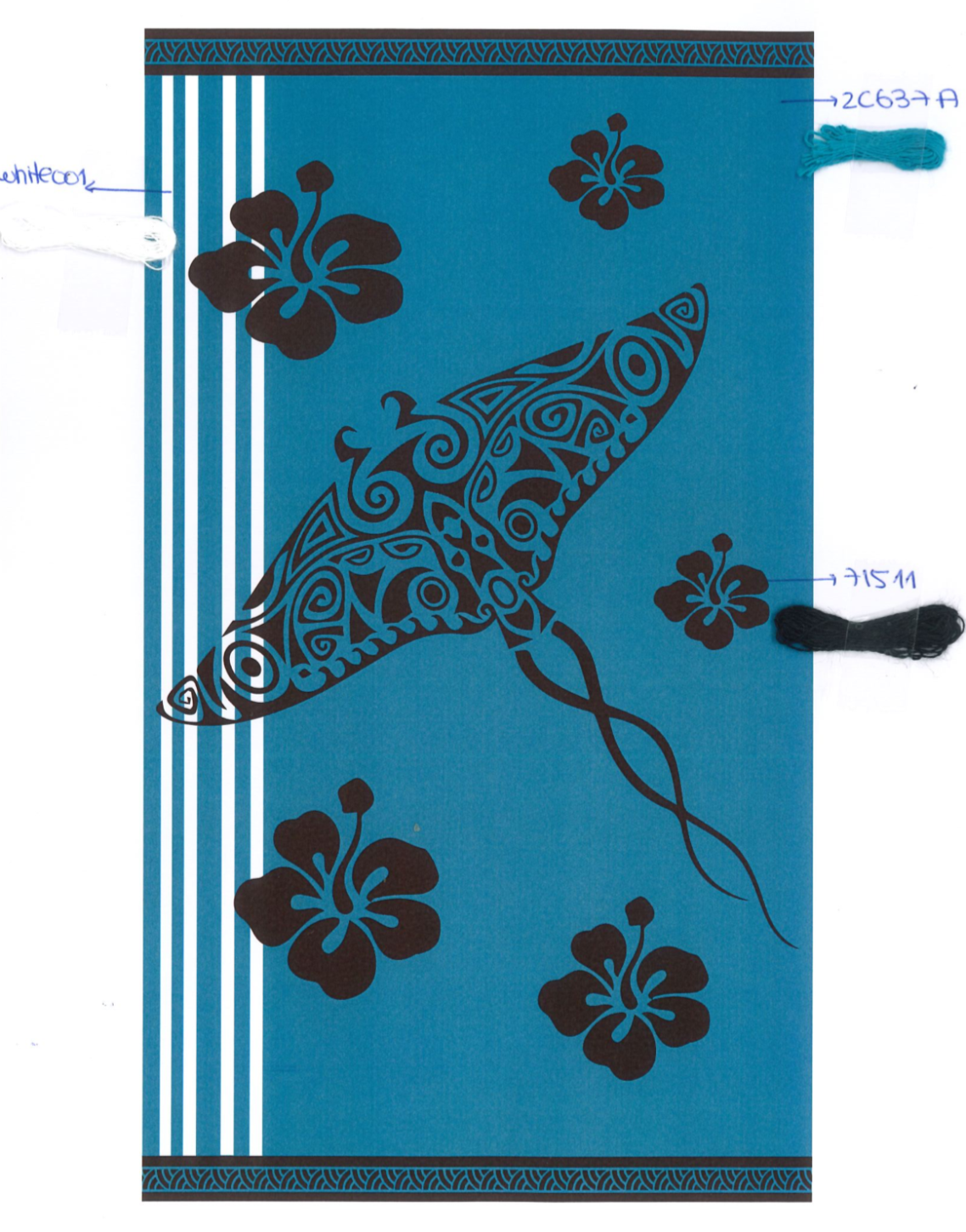 Drap de plage décoré de motifs noirs sur fond turquoise avec des fleurs, raie manta et des rayures.